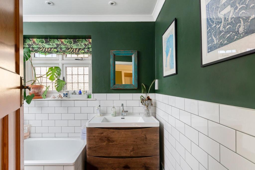 KLAWLAIREPMI04 - Bathroom C.jpg