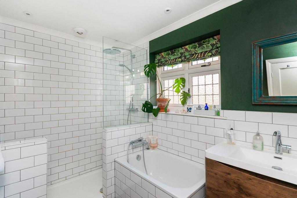 KLAWLAIREPMI04 - Bathroom B.jpg