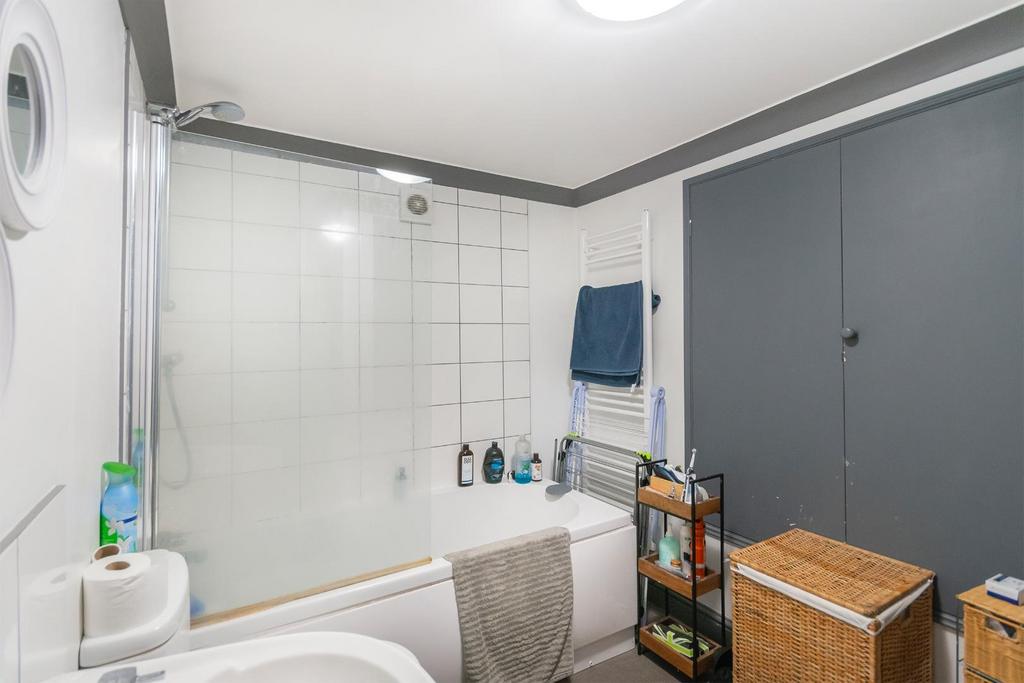 KLAWLAIREPMI04 - Basement Bathroom B.jpg