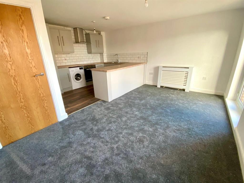 Water Royd Lane, Mirfield 2 bed apartment to rent £725 pcm (£167 pw)