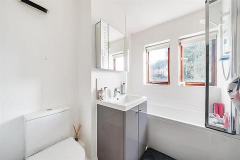 7 Linden Place, East Horsley, Leatherhead, KT24 6QB