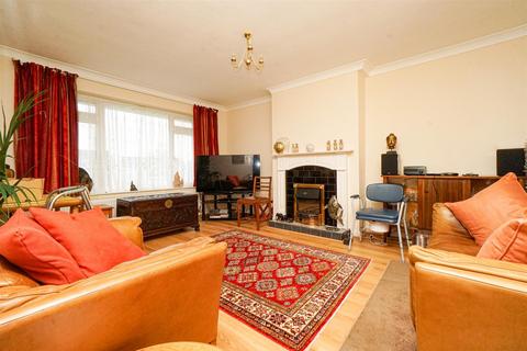 2 Barham Close, Hastings, TN34 2PA