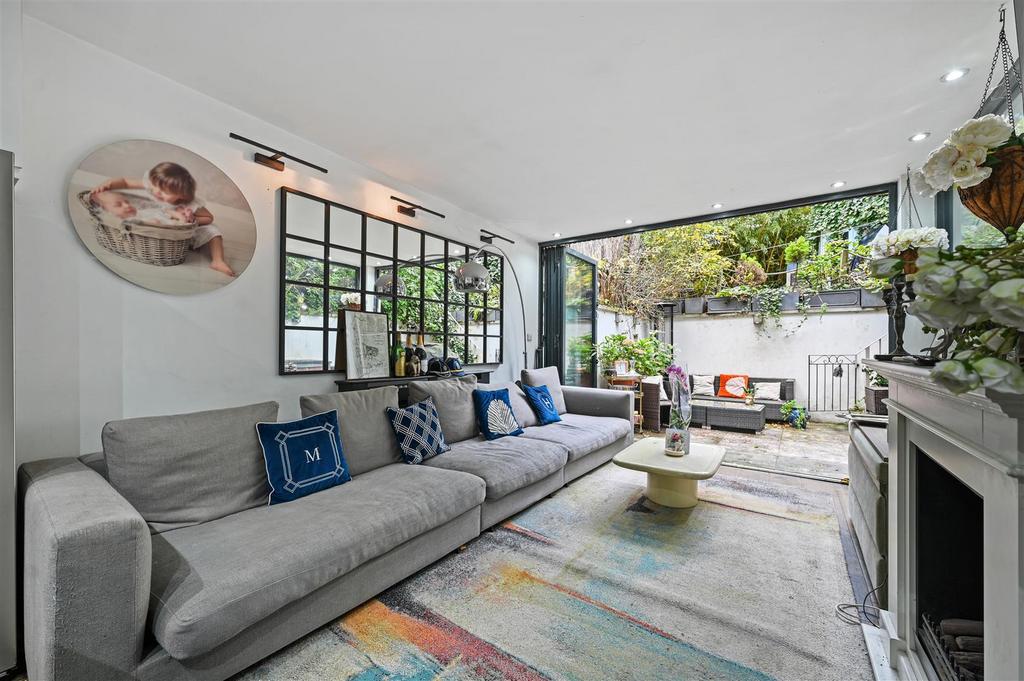 Russell Road, London W14 3 bed flat for sale £1,100,000
