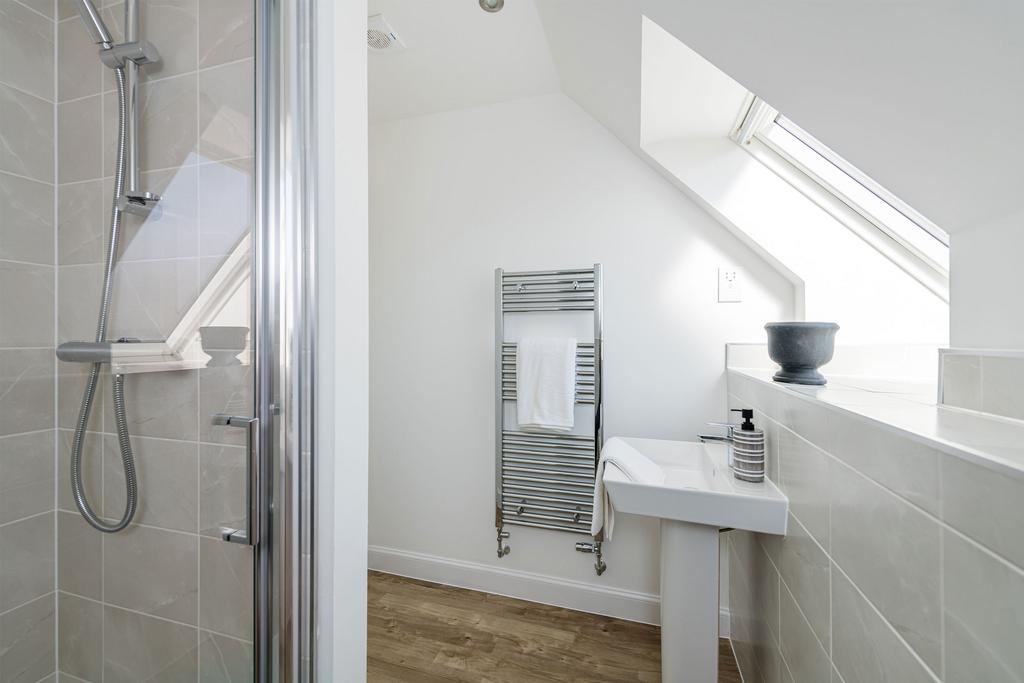 En suite in three bedroom home