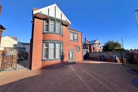 4 bedroom detached house for sale, Warbreck Hill Road, Blackpool, FY2