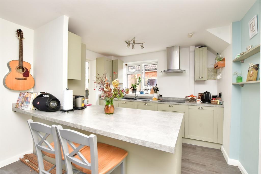 Cranleigh Mead, Cranleigh, Surrey 4 bed semidetached house £500,000