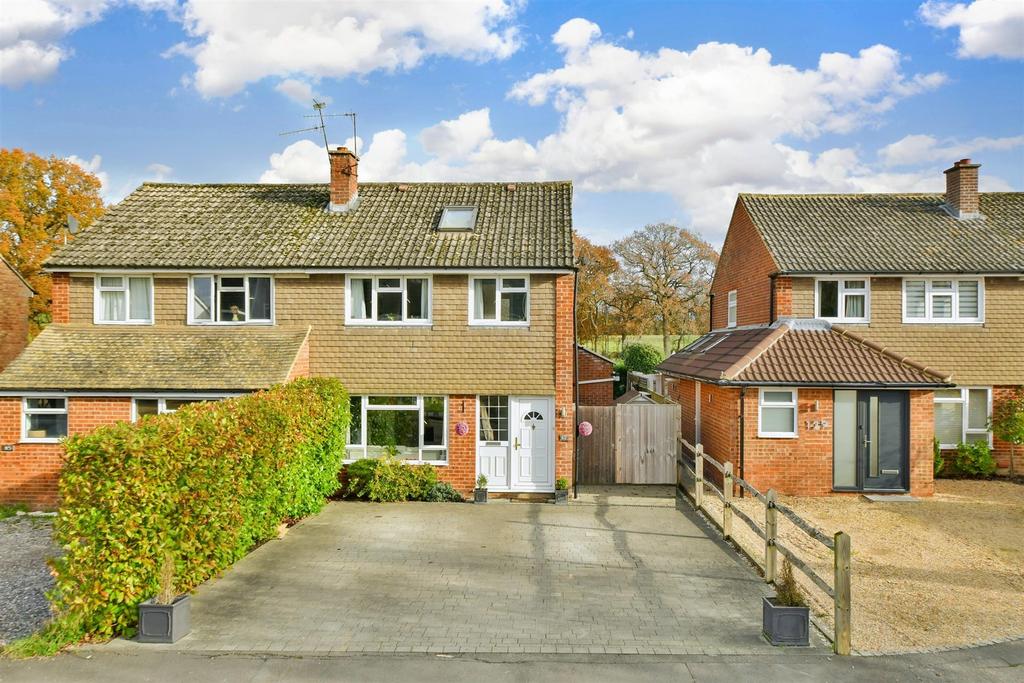 Cranleigh Mead, Cranleigh, Surrey 4 bed semidetached house £500,000