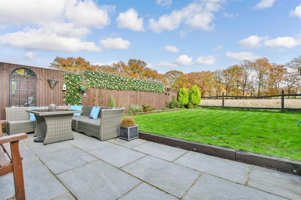 Cranleigh Mead, Cranleigh, Surrey 4 bed semidetached house £500,000