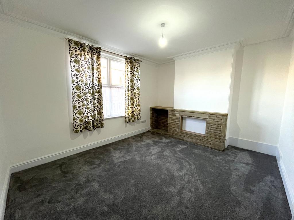 Buxton Place, Wakefield 3 bed house £995 pcm (£230 pw)