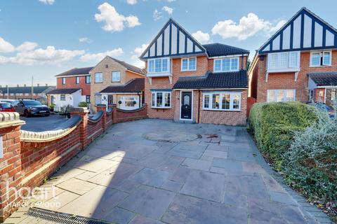 4 bedroom detached house for sale - Troopers Drive, Romford