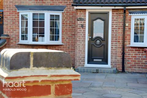 4 bedroom detached house for sale - Troopers Drive, Romford