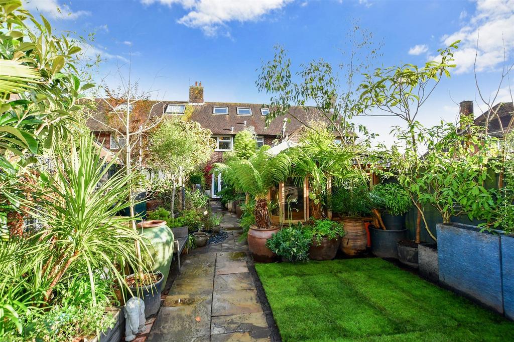 Heather Close, West Ashling, Chichester, West Sussex 3 bed terraced