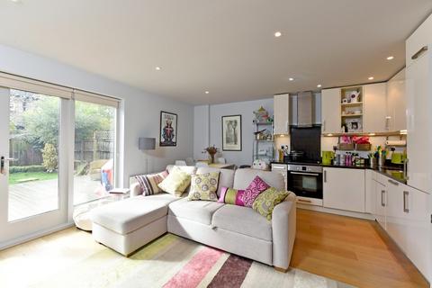 2 bedroom ground floor flat for sale, Denning Mews, London SW12