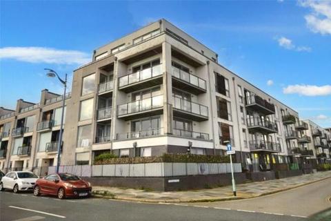 2 bedroom flat for sale - Brittany Street, Stonehouse, Plymouth. Great central spot, 2 double bed 2nd floor flat with lift and WATER VIEW!!