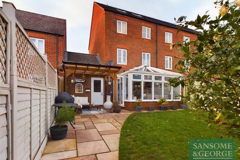 4 bedroom end of terrace house for sale, Kirby Drive, Bramley, Tadley, Hampshire, RG26