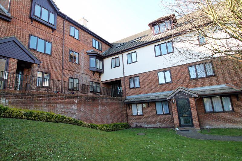 Totteridge Avenue, High HP13 1 bed flat £750 pcm (£173 pw)