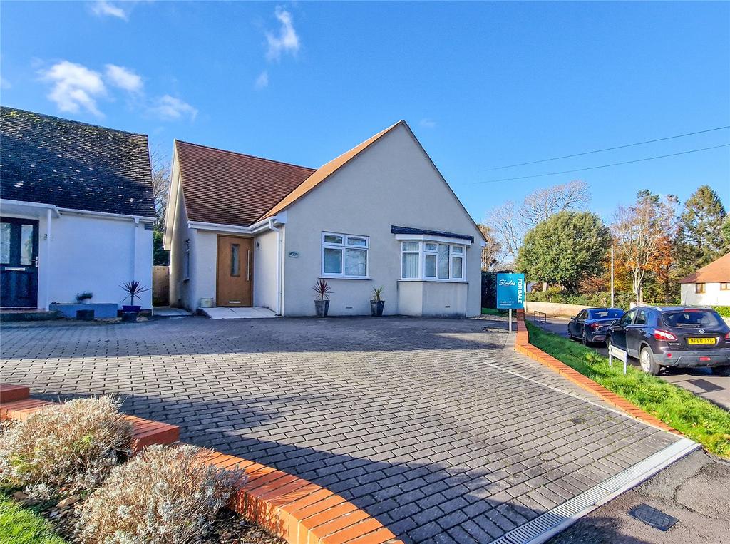 Castle Avenue, Highcliffe, Christchurch, Dorset, BH23 2 bed bungalow