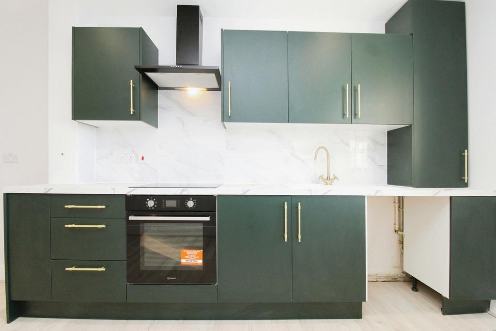 390398 Balfour House, ILFORD, IG1 2 bed flat for sale £230,000