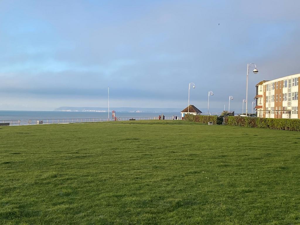 West Parade, BexhillonSea, TN39 2 bed flat for sale £210,000