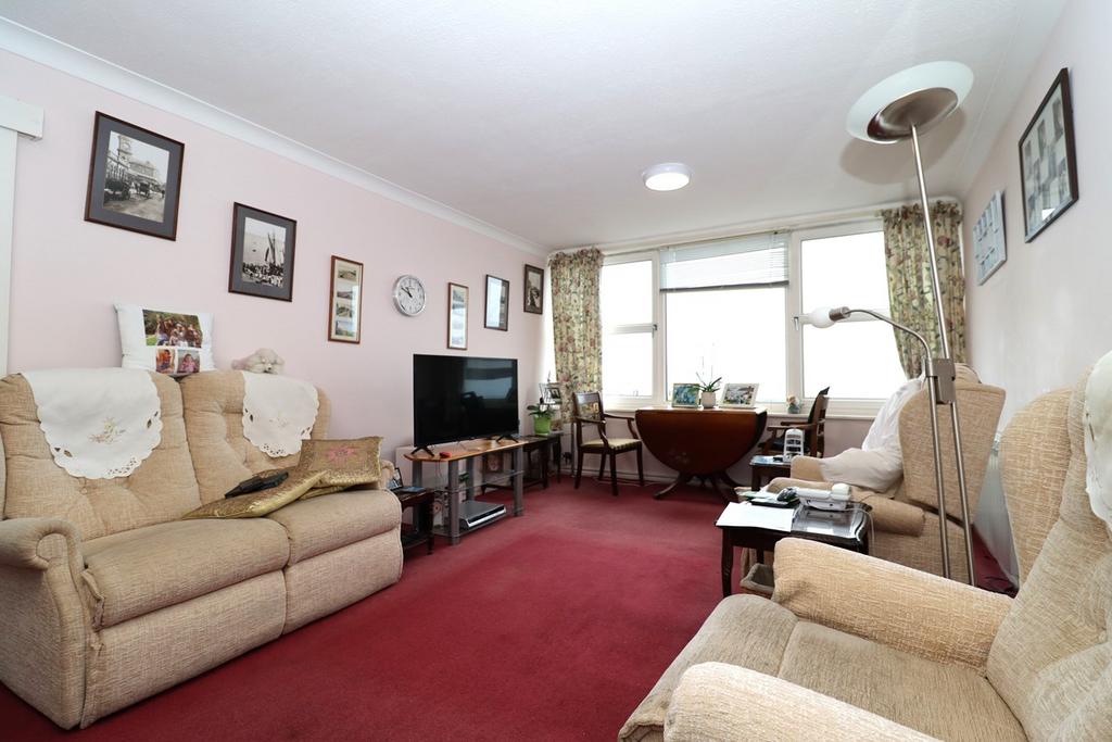 West Parade, BexhillonSea, TN39 2 bed flat for sale £210,000