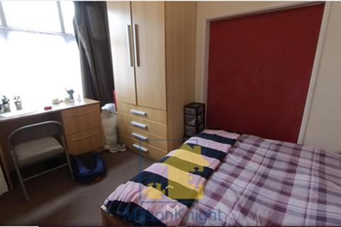 4 bedroom terraced house to rent, Warwards Lane, Selly Oak, Birmingham B29