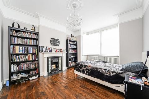 4 bedroom semi-detached house for sale - Chingford Avenue, London E4