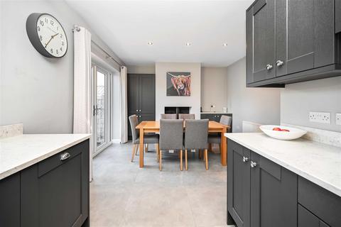 37 Fieldhead Road, Guiseley, Leeds, LS20 8DT