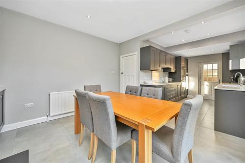 37 Fieldhead Road, Guiseley, Leeds, LS20 8DT