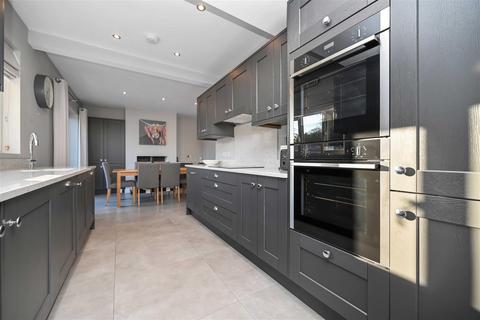 37 Fieldhead Road, Guiseley, Leeds, LS20 8DT