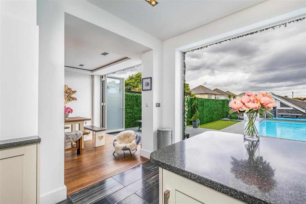 127 Southbourne Overcliff Drive-Small-Portico Marke