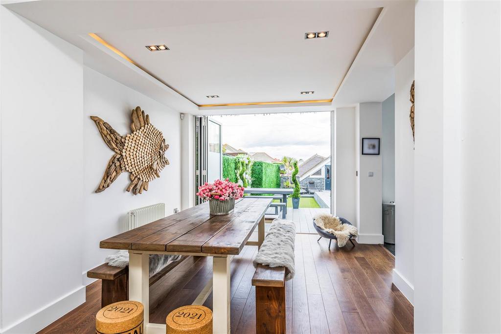 127 Southbourne Overcliff Drive-Small-Portico Marke