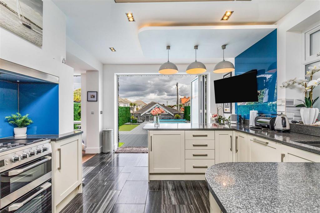 127 Southbourne Overcliff Drive-Small-Portico Marke