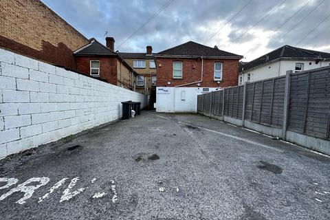 Property to rent - Holdenhurst Road, Bournemouth, BH8