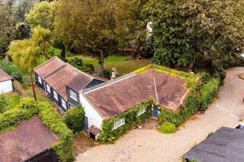 Old Park Ride, Theobalds Park, Hertfordshire, EN7 3 bed detached house