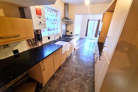 4 bedroom semi-detached house to rent, Roseville Road, Hayes, UB3