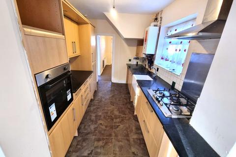 4 bedroom semi-detached house to rent, Roseville Road, Hayes, UB3