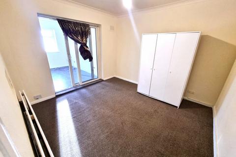 4 bedroom semi-detached house to rent, Roseville Road, Hayes, UB3