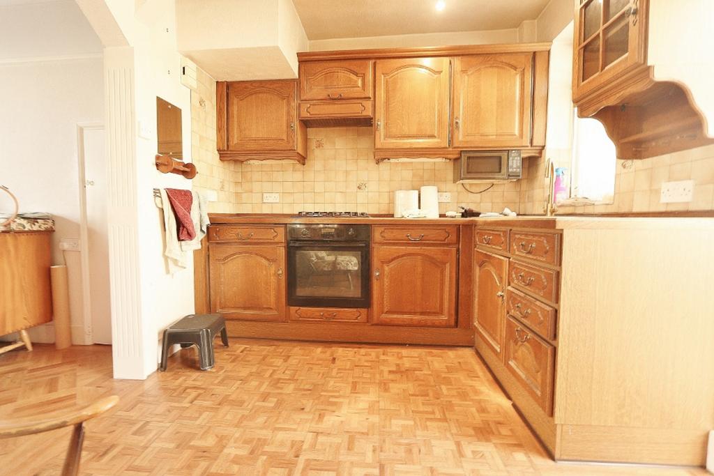 Linley Crescent, Romford, RM7 2 bed terraced house for sale £325,000