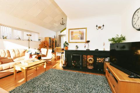 3 bedroom detached house for sale - Lymington Road, New Milton, Hampshire, BH25