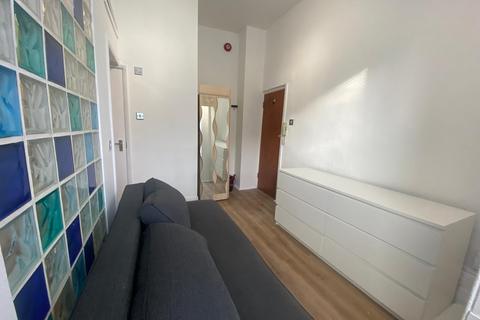 Studio to rent, Somerfield Road, Finsbury Park, N4