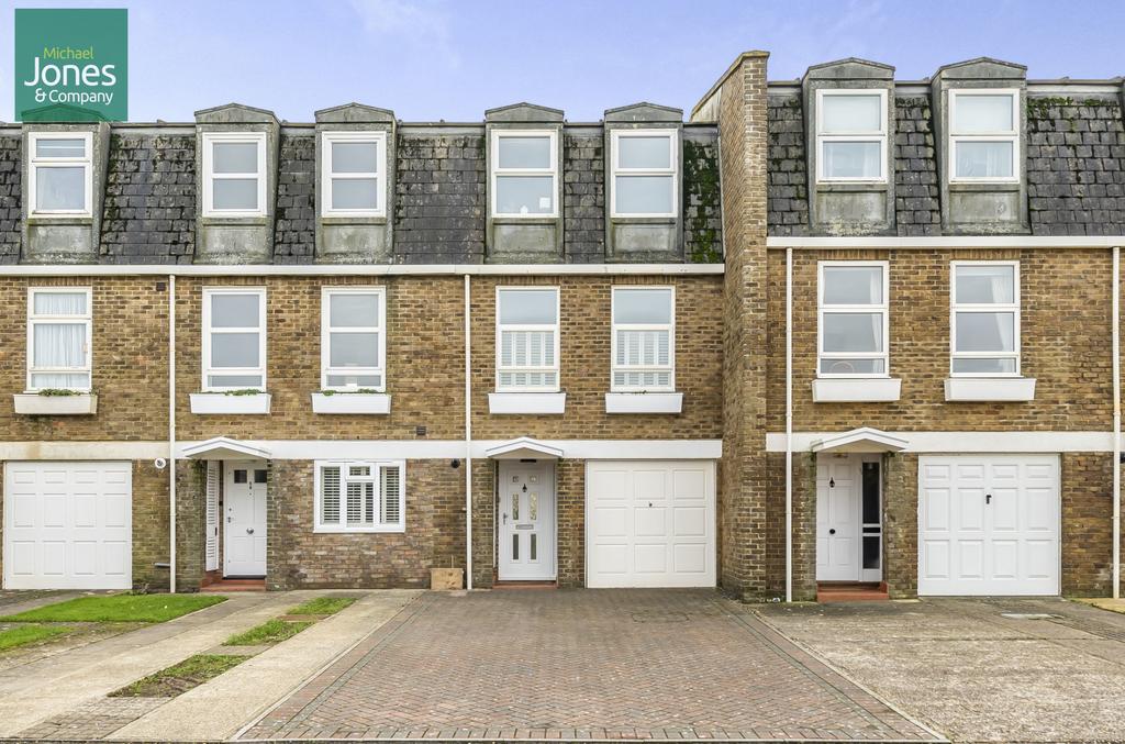 Mallon Dene, Rustington, Littlehampton, West Sussex, BN16 4 bed house £2,250 pcm (£519 pw)