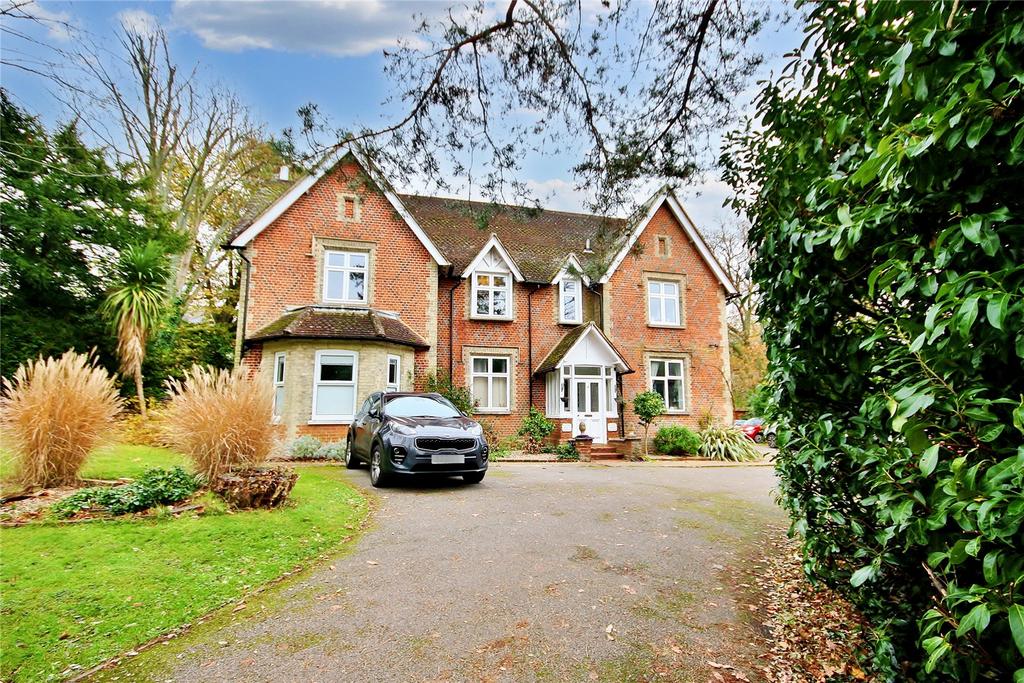 Jackmans Lane, Woking, Surrey, GU21 1 bed apartment for sale £215,000