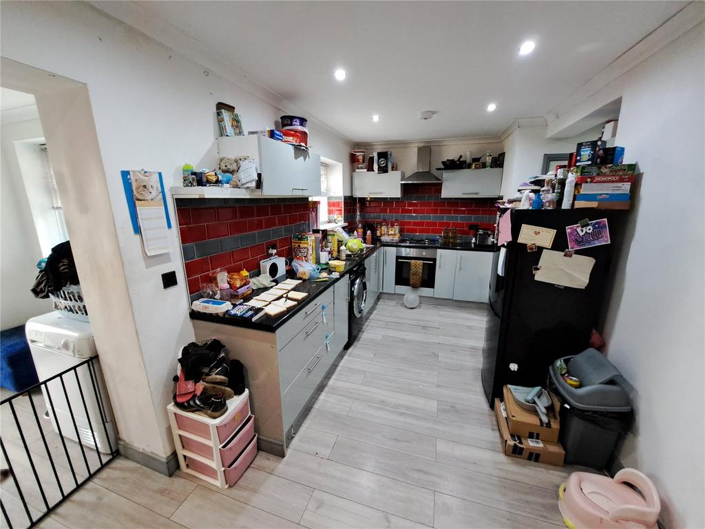 Welland Crescent, Elsecar, Barnsley... 3 bed semidetached house £75,000