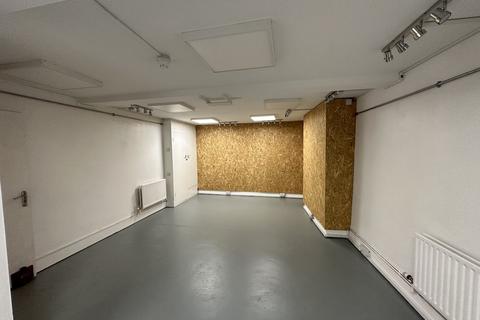 Retail property (high street) to rent - Brighton BN1