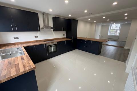 86 Amos Hill, Tonypandy, CF40 1PP