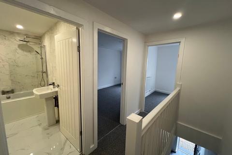 86 Amos Hill, Tonypandy, CF40 1PP