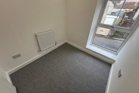 86 Amos Hill, Tonypandy, CF40 1PP