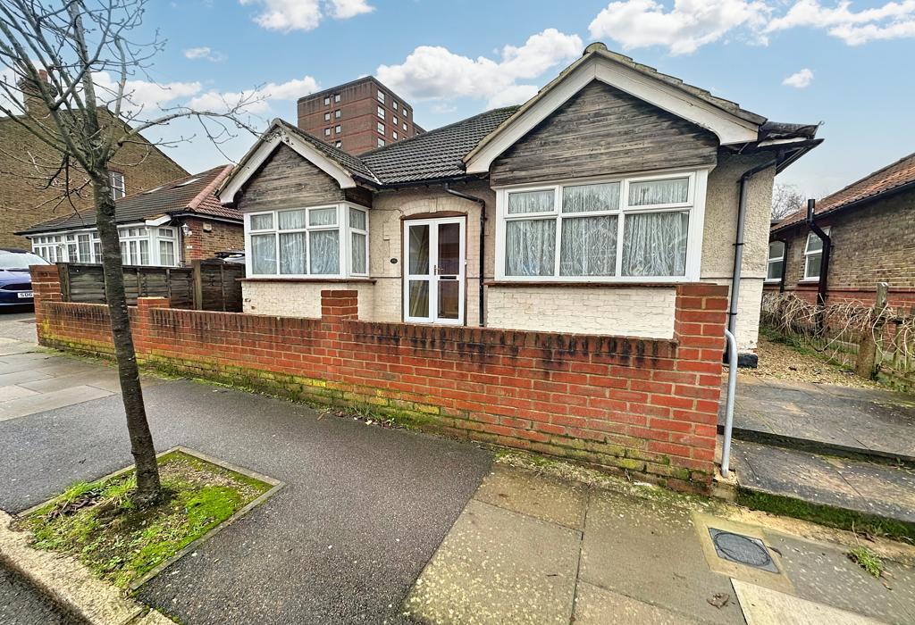 Walford Road, Uxbridge, Greater London 3 bed detached bungalow £2,750 pcm (£635 pw)