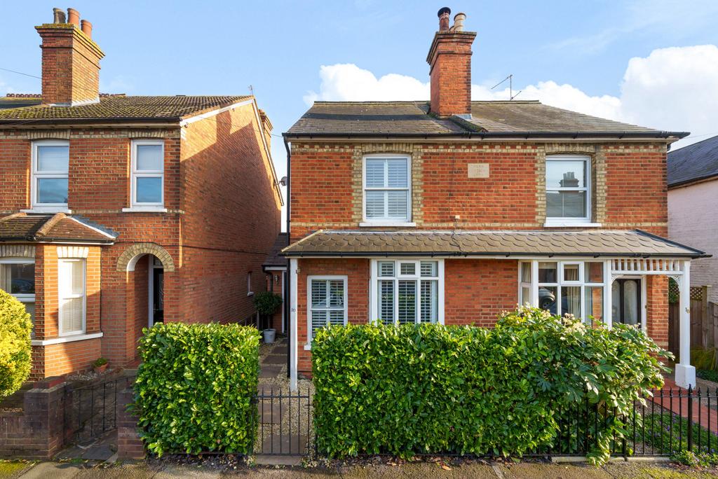 Chantry Road, Chertsey, KT16 3 bed semidetached house for sale £585,000
