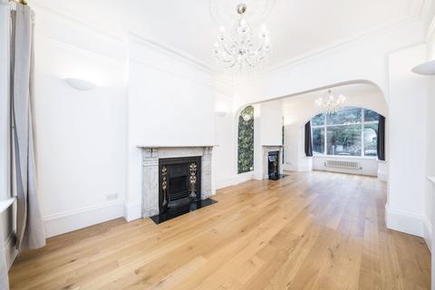 4 bedroom terraced house to rent, Wellington Gardens, London, SE7